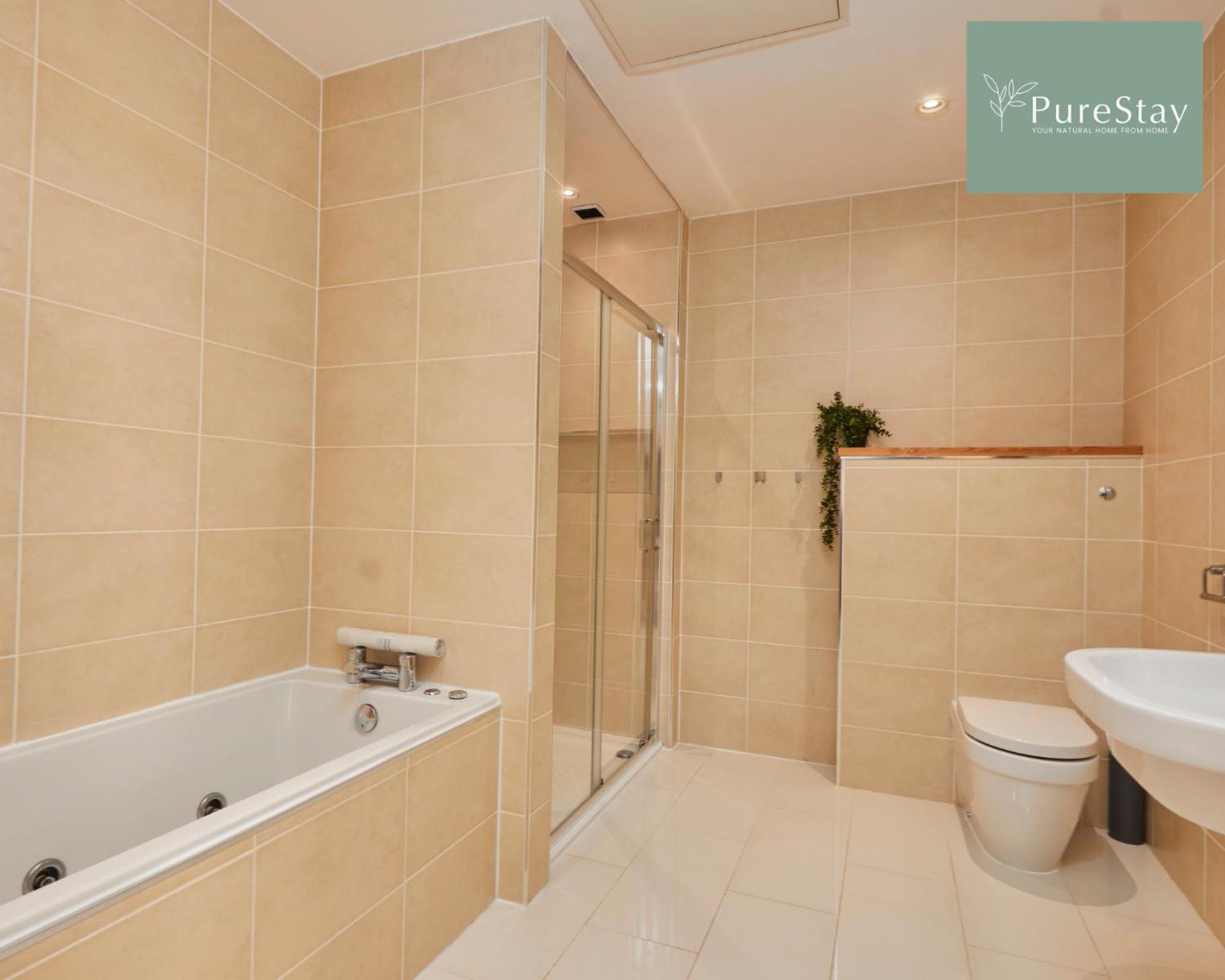 Superb House Manchester Near Etihad With Free Parking Sleeps 8 Ngoại thất bức ảnh